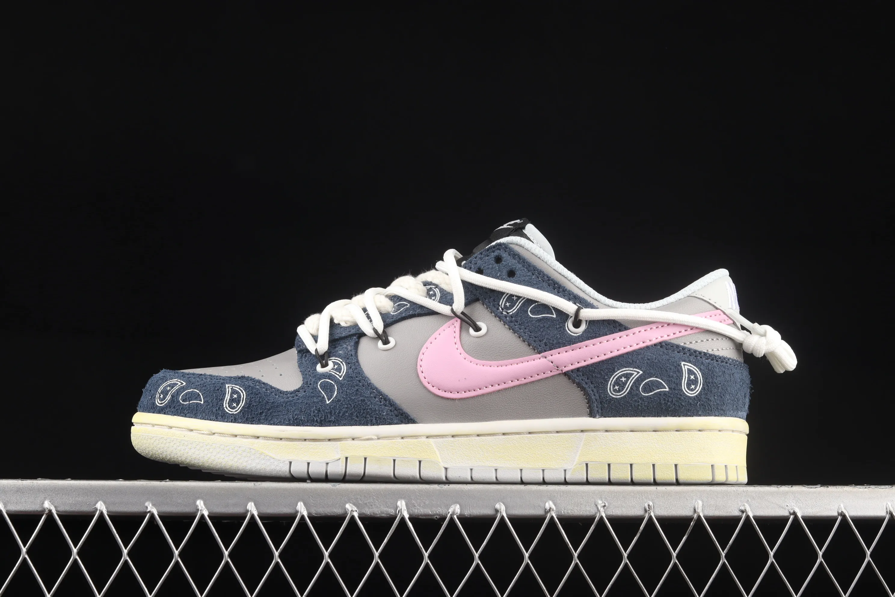 All Categories Nk SB Dunk Series Nk SB Dunk Low Low-top sneakers Nk SB Dunk Low Prm SB "Cashew Nut Flower" cashew flower element SB smashed backboard fashion casual sneakers DH7913-001